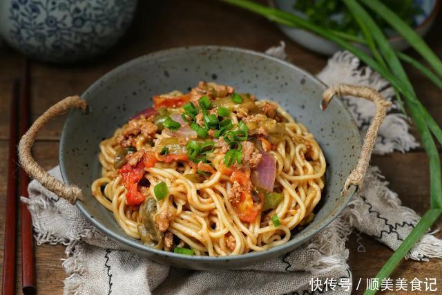 面条|茄子和面条才是绝配,饭菜一锅出,爽滑筋道又入味,不吃撑不罢休