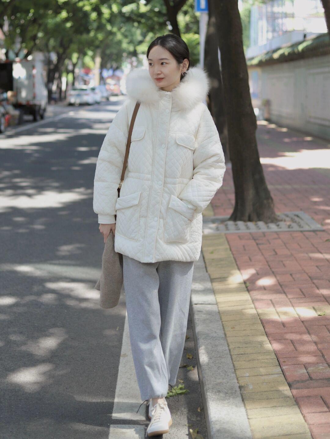 牛仔裤 普通女生也能够穿出时尚感,浅紫色短款羽绒服+怀旧感牛仔裤,干净又整洁!