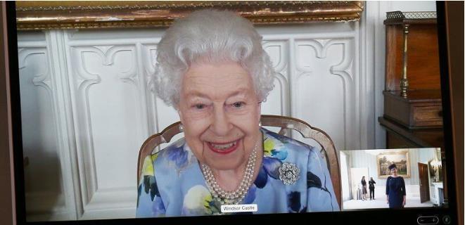 蓝色|伊丽莎白又开始打扮了！蓝色印花裙涂着大红唇营业，这是95岁吗？