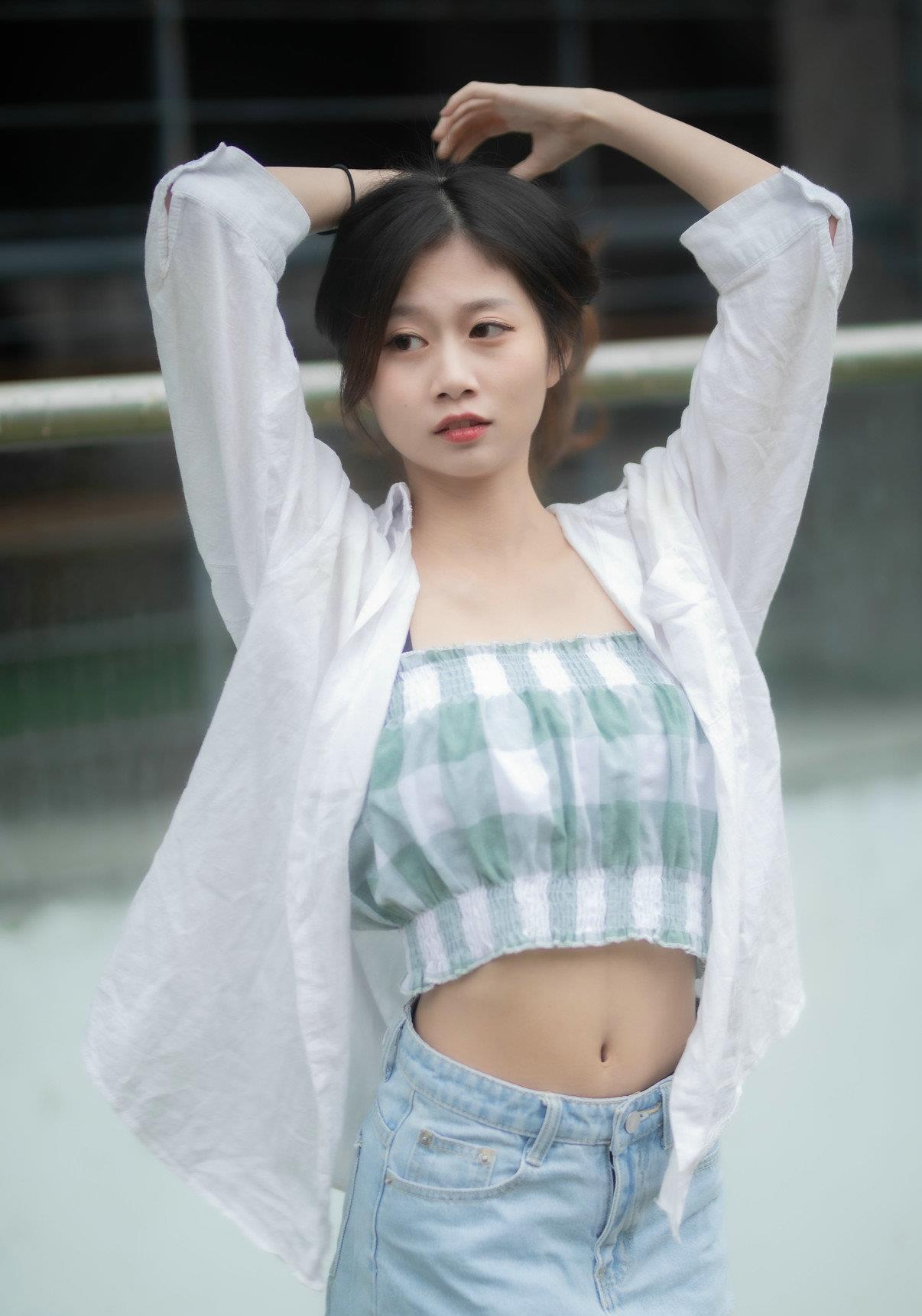 舒爽|吊带的露脐装，是夏日里最清凉的穿搭，简约的款式非常的个性时尚