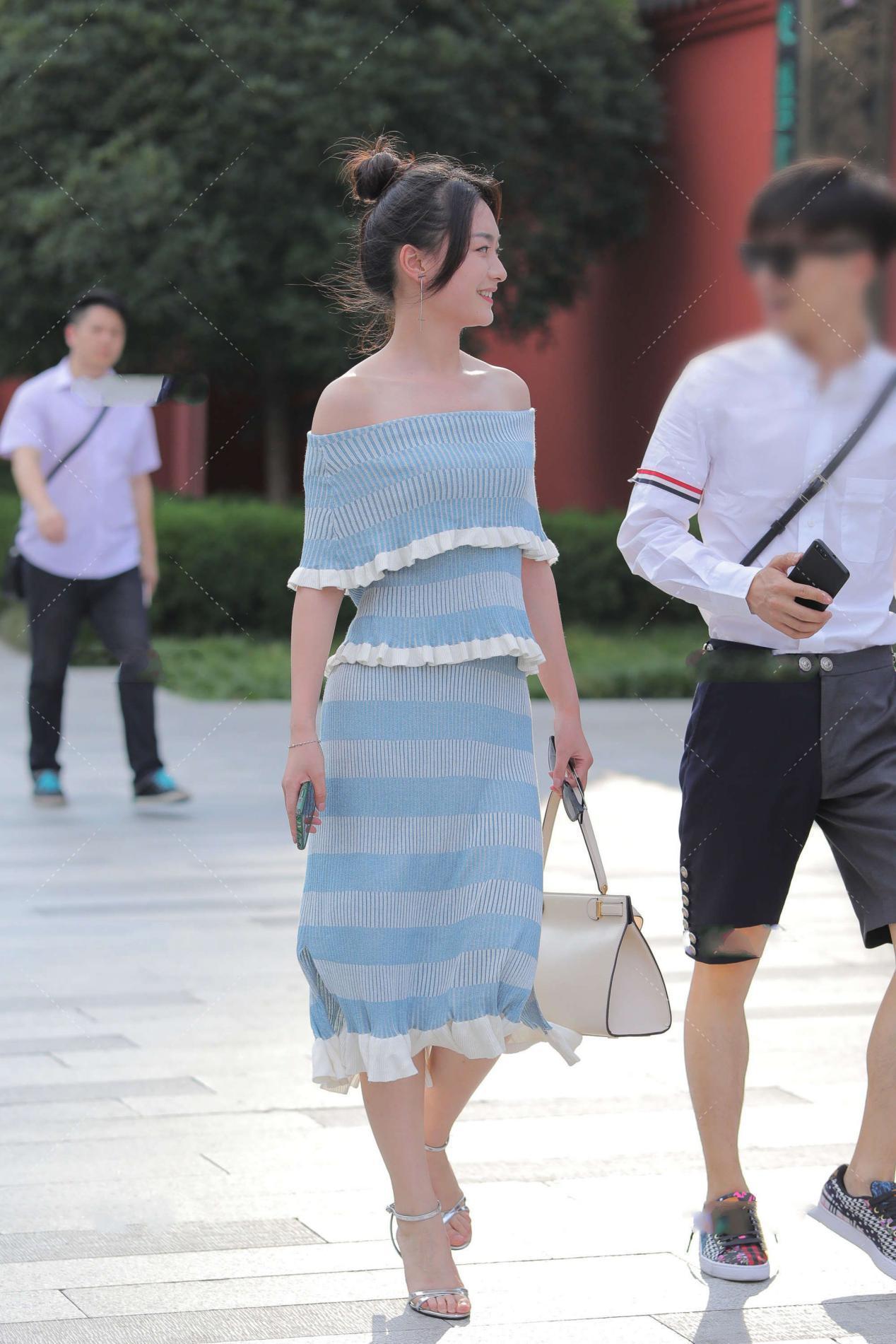 蓝白|一字肩裙子, 蓝白相间的两种颜色, 显时尚靓丽