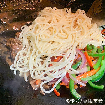 炒意粉|几分钟搞定黑椒牛肉炒意粉（家常菜），一步就搞定