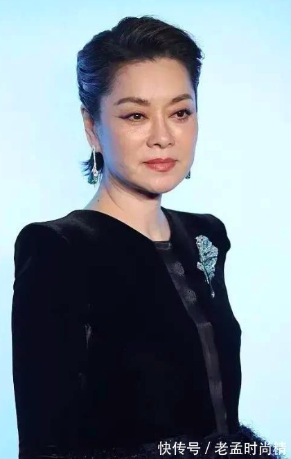 气质|毛阿敏越老气场越强,穿垫肩礼服飒气全开,一看就是不好惹的奶奶