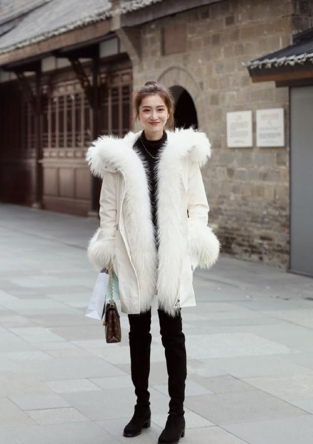  秀色可餐|街拍：秀色可餐的美女，一件白色背心配浅色短裤，青春活力气息