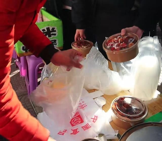 门口|大学门口的十元便当,学生们挤着去买,难道是学校食堂吃腻了