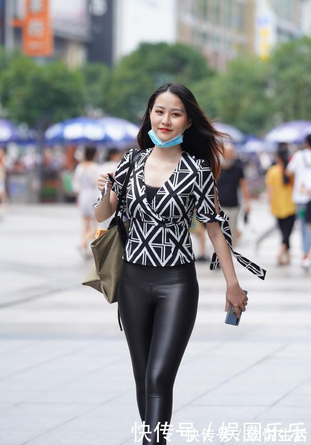 格子衬衫|紧身皮裤搭配斜格子衬衫,优雅时尚,彰显女性魅力