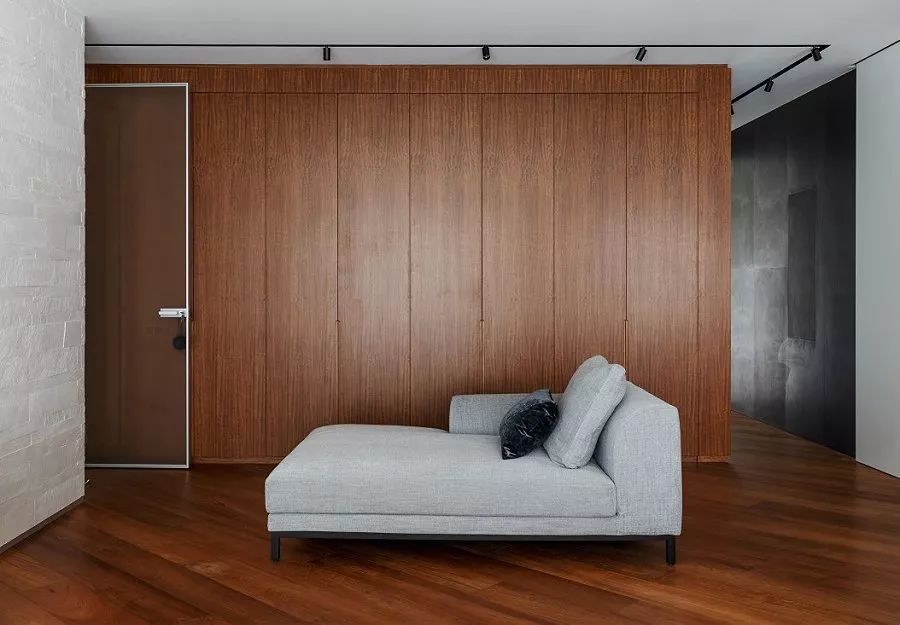 利用率|还在买衣柜现在流行“挖墙”装衣橱!