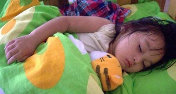 女孩子们|幼儿园午睡起床后,老师和孩子在忙什么?不是在穿衣叠被