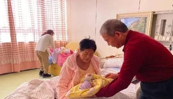 女方|67岁女医生意外怀孕硬要生娃,女儿曾要断绝关系,现在怎么样了