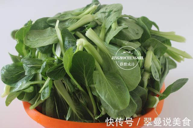 香菇油菜素包子的做法,油菜翠绿,馅香味美,小窍门全都告诉你