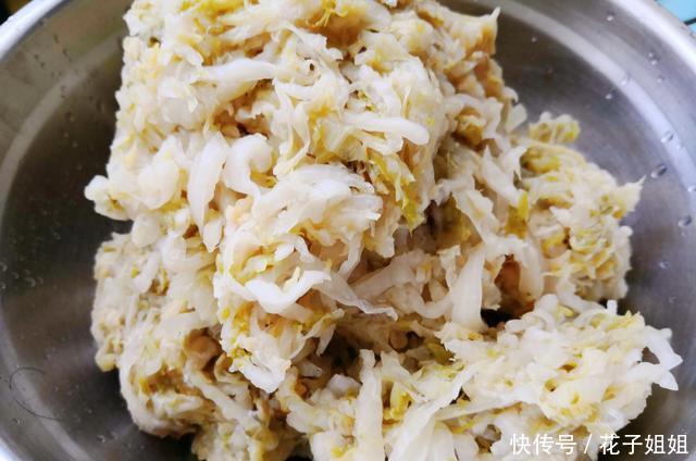 猪肉|东北不但有酸菜猪肉炖粉条,还有酸鲜够味的它,蒸一锅热乎又好吃