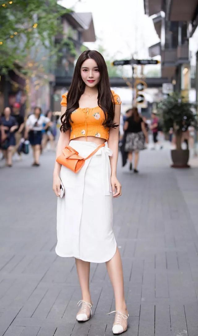 身穿白色|小姐姐盘着一头气质的发型,身穿白色上衣,优雅之中又有着休闲的气息