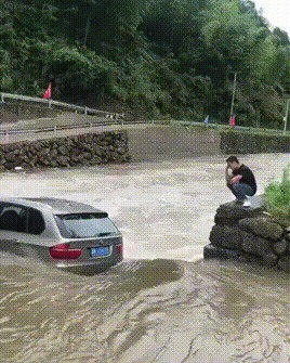 |搞笑GIF:前女友跟我显摆她男友的新车,轮胎都是坏的