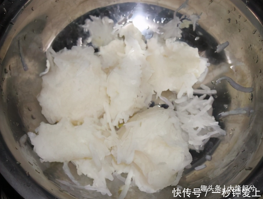 每到冬天，我家最爱的饺子，馅香皮筋道，一口一个吃着太解馋了