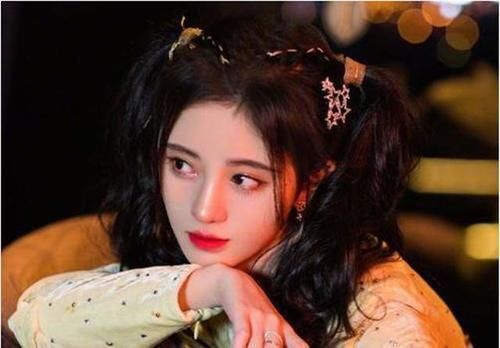 气质|冬天再懒也不要散着头发了,有静电!试试这几款扎发,气质又迷人