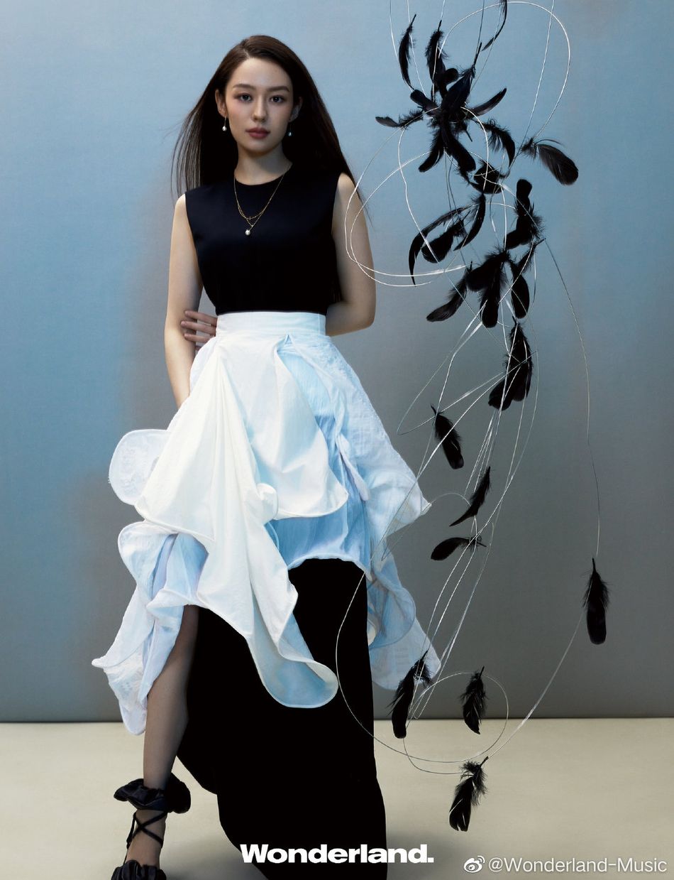 西服套装|吉娜穿黑色西服套装 五官精致气质绝佳