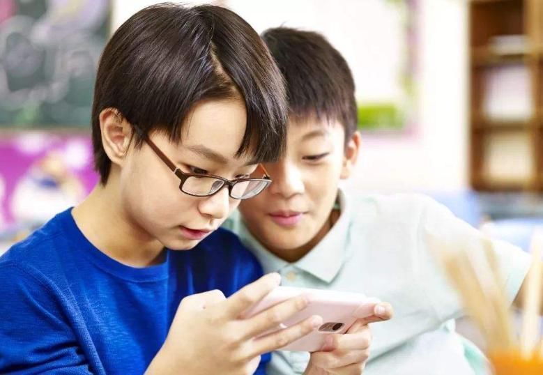 小朋友|为啥有的初中生,天天玩手机却从不近视医生道出了实情