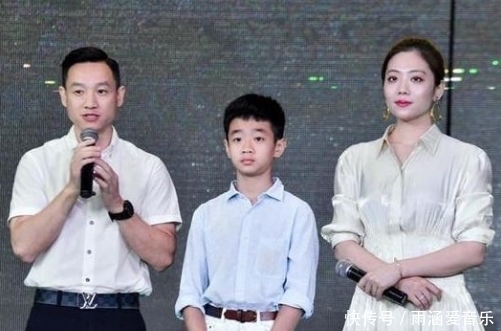 冠军杨威一家三口罕现身,11岁儿子身高