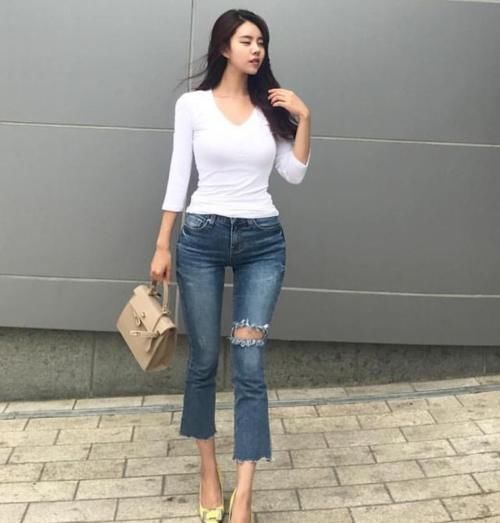 牛仔裤:铅笔款型的设计,拉长整体优雅的高挑形象
