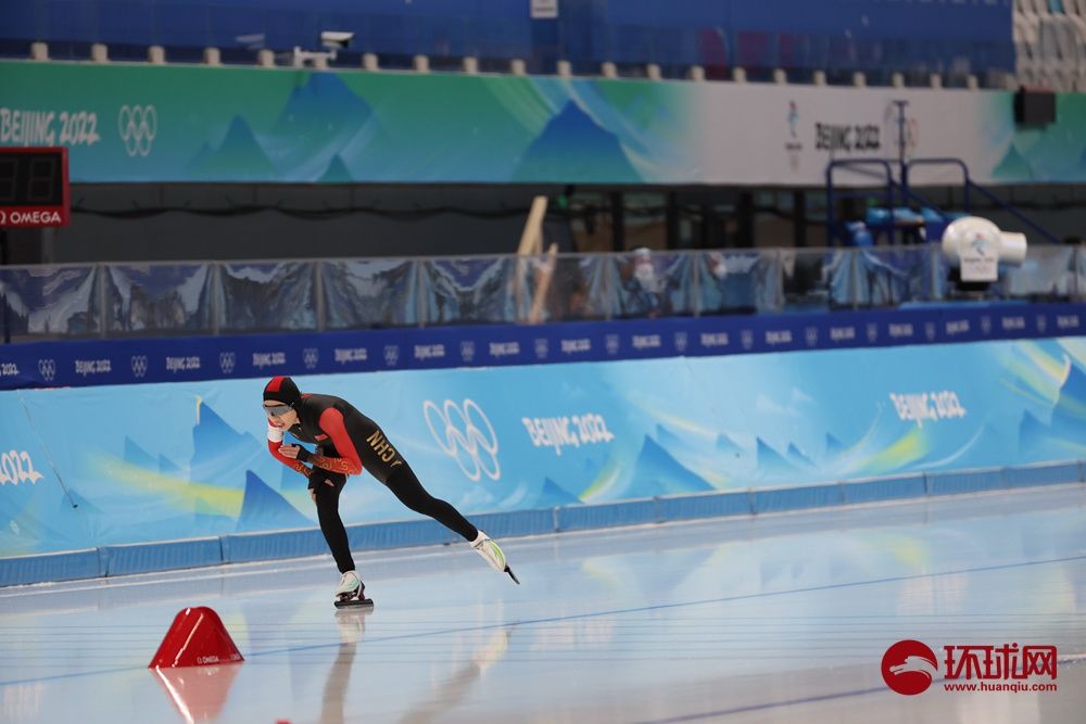 阿合娜尔·阿达克|速度滑冰女子3000米决赛进行 中国选手阿合娜尔·阿达克滑出4分12秒28
