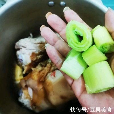 卤猪棒骨好吃下饭的小秘诀，快快学起来