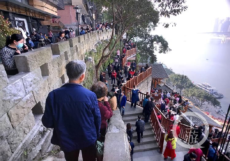 老重庆春节打卡戴家巷悬崖步道 一眼望尽山城特色美景|春节好去处 | 中年