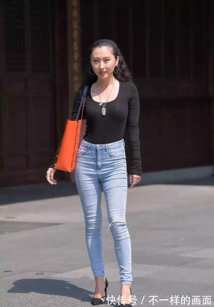 街拍 街拍美女:卷发大耳环的小姐姐,举手投足尽显成熟魅力