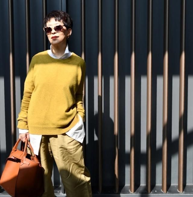 针织开衫 六十岁更要摆脱大妈感,学学她的减龄搭配术,穿出优雅的时髦范