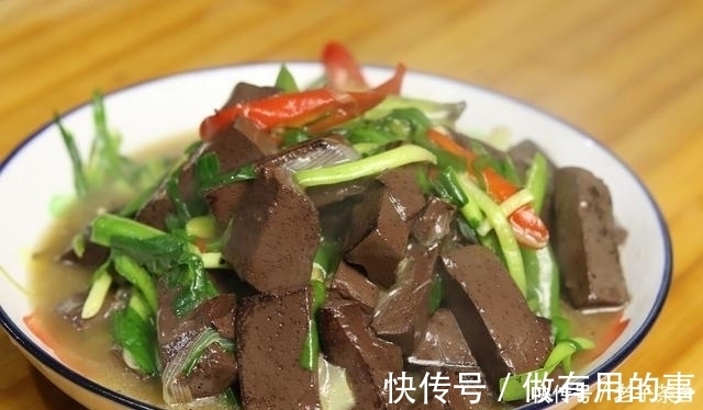 线椒|猪血和此菜才是绝配，5块钱炒一盘，补铁助消化，我家一周吃2次
