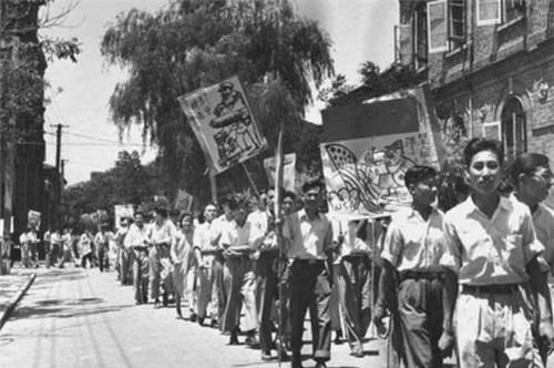 学校开除一学生，气的全校学生集体退学，另办一所，现成世界名校