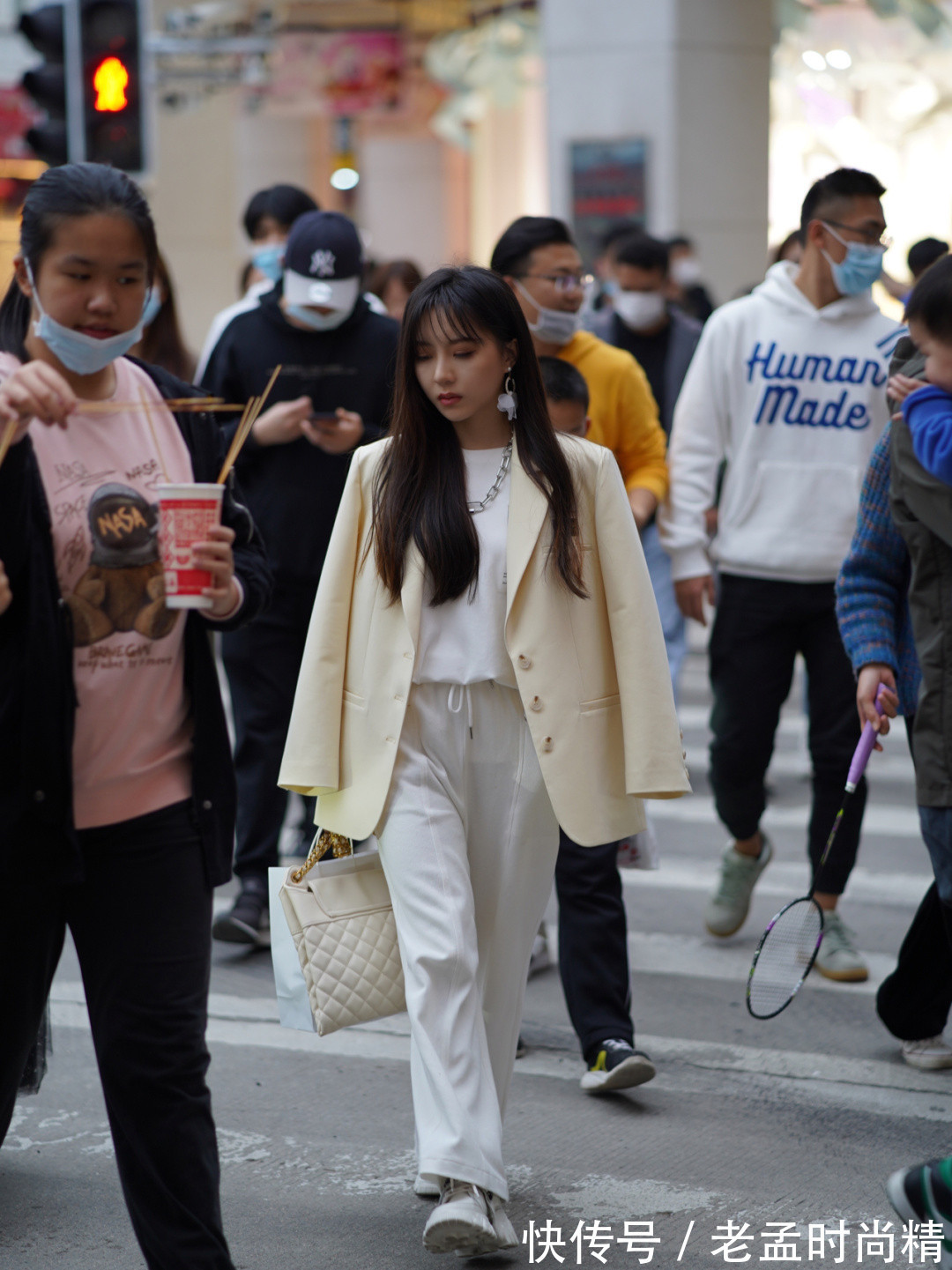 美女|气质美女爱街拍, 白色衣裤配淡黄外套, 光彩照人