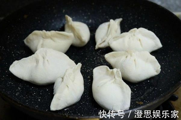 饺子放水煮来点新花样冰花煎饺,焦脆吃起来可香了