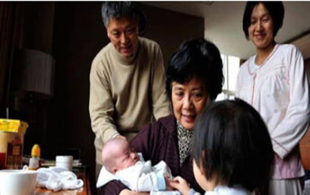 宝宝|奶奶又来“假装带娃”了,宝宝语出伤人,奶奶脸红低头,宝妈沉默