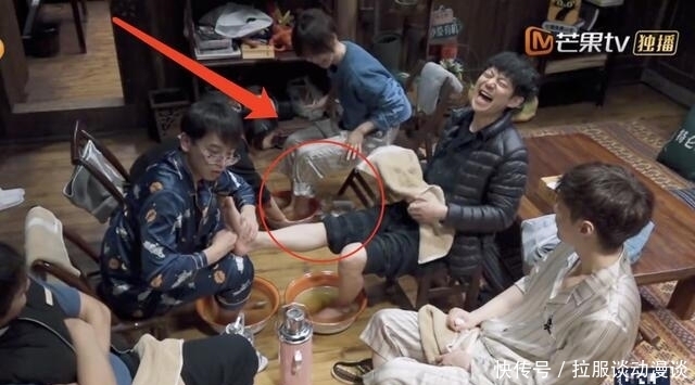 《向往5》张子枫给杨紫洗脚,表示想要一个杨紫家的大床!