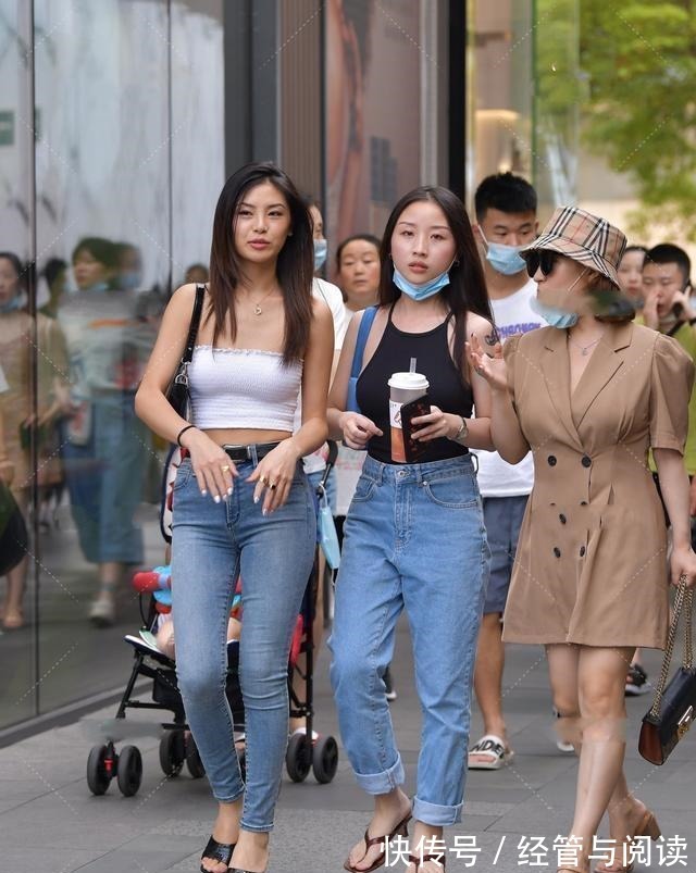 修长度 黑色高高跟凉鞋搭配蓝色端庄打底裤,搭配技巧性感,也可以休闲!