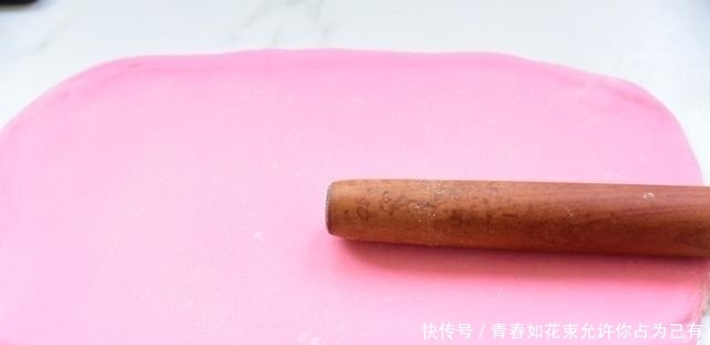 女神节，做一盘桃花酥送给妈妈，颜值高又美味，网友：女儿真贴心