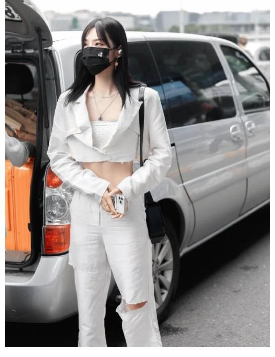 胃裝|曾可妮的腰是上帝親手捏的吧？當她穿上露胃裝，slay全場