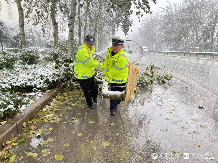 聊城|直击！风雪中聊城街头的逆行者！他们全力守护在路面一线