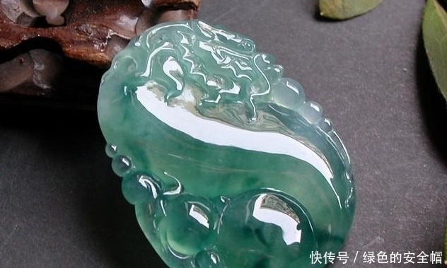 翡翠首饰|翡翠首饰非常珍贵，所以要进行精心的养护，才能保持好的光泽