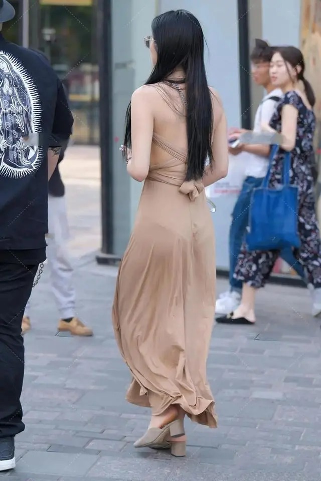 穿搭 卡其色挂脖长裙搭配灰色高跟凉拖,优雅大气,很有成熟韵味儿