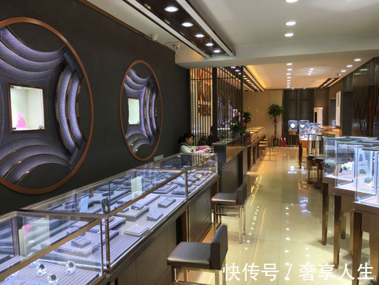 华林 购买珠宝首饰的渠道丰富多样,而租赁珠宝则更倾向于线上平台