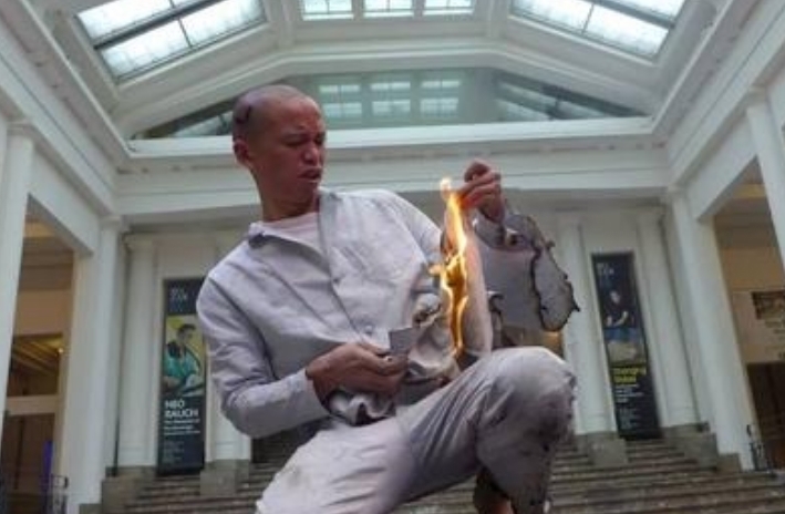 肋骨!他为艺术献身,取出一根肋骨做成项链,给最爱的5个女人戴上