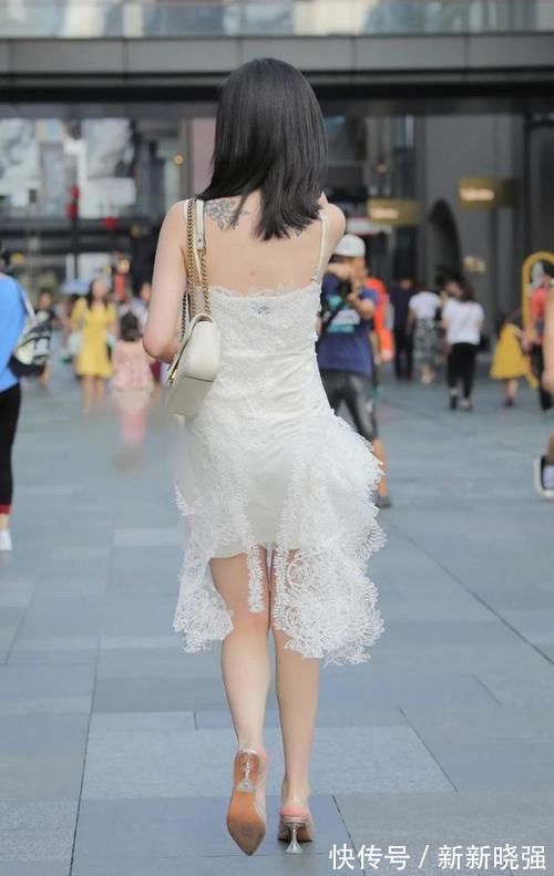 时尚 米莉说时尚:高质量的素雅白裙,有着好看的镂空设计
