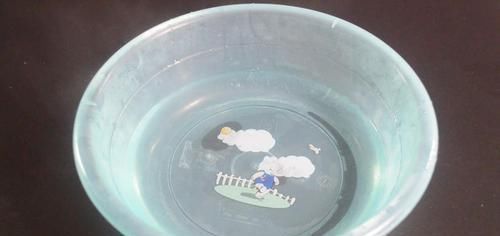 把牙膏涂抹在梳子上太实用了，我也是今天刚知道，看完尽快提醒家人