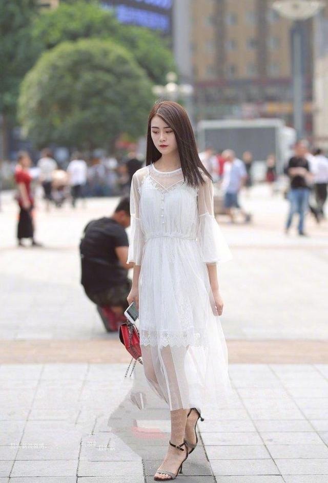 美女|长发披肩的美女，身材苗条有致，好像美腿也太细了