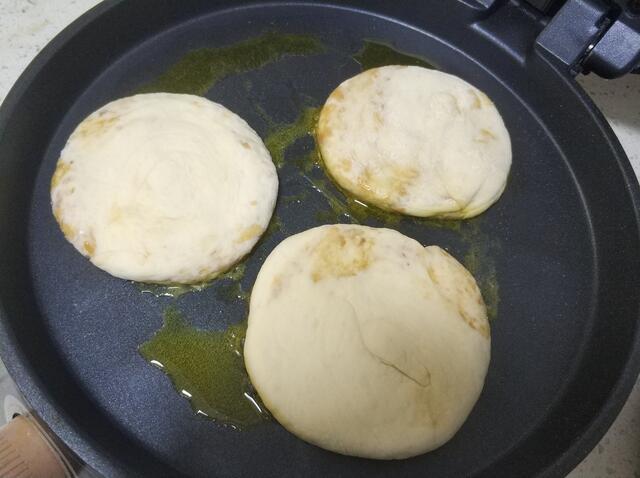 两勺芝麻酱、一碗面粉，教你在家做麻酱烧饼，学会不用再去买了