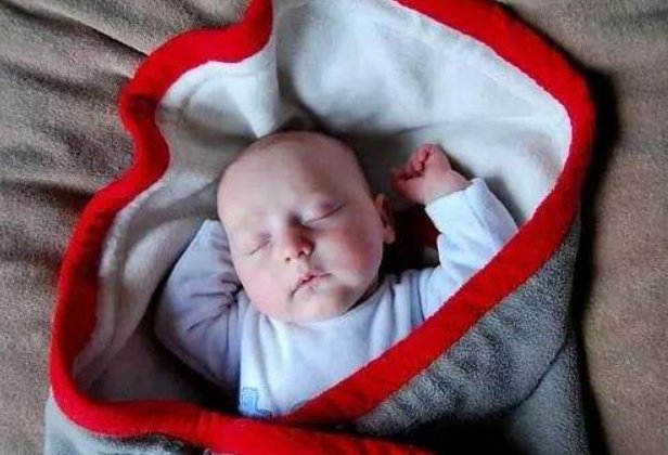 为什么宝宝睡觉都保持这个姿势？家长不要着急，这很正常