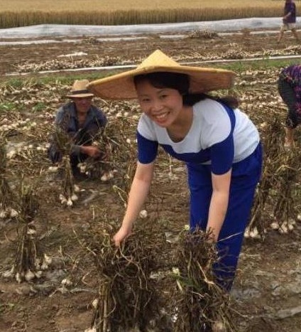 徐桂花|被封杀后的草帽姐，昔日风光不再，现回农村卖起了葡萄