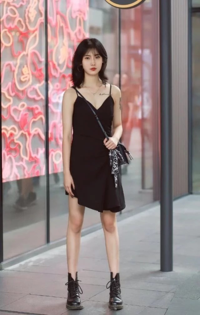 街拍:花枝招展的小姐姐,一件时尚的上衣配短裙,显得妩媚又时尚