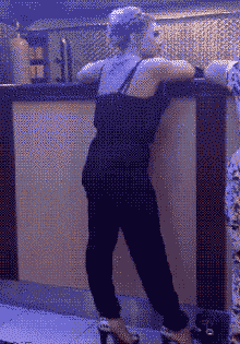 |搞笑GIF趣图:美女的高跟鞋太高了,走起路来真搞笑!